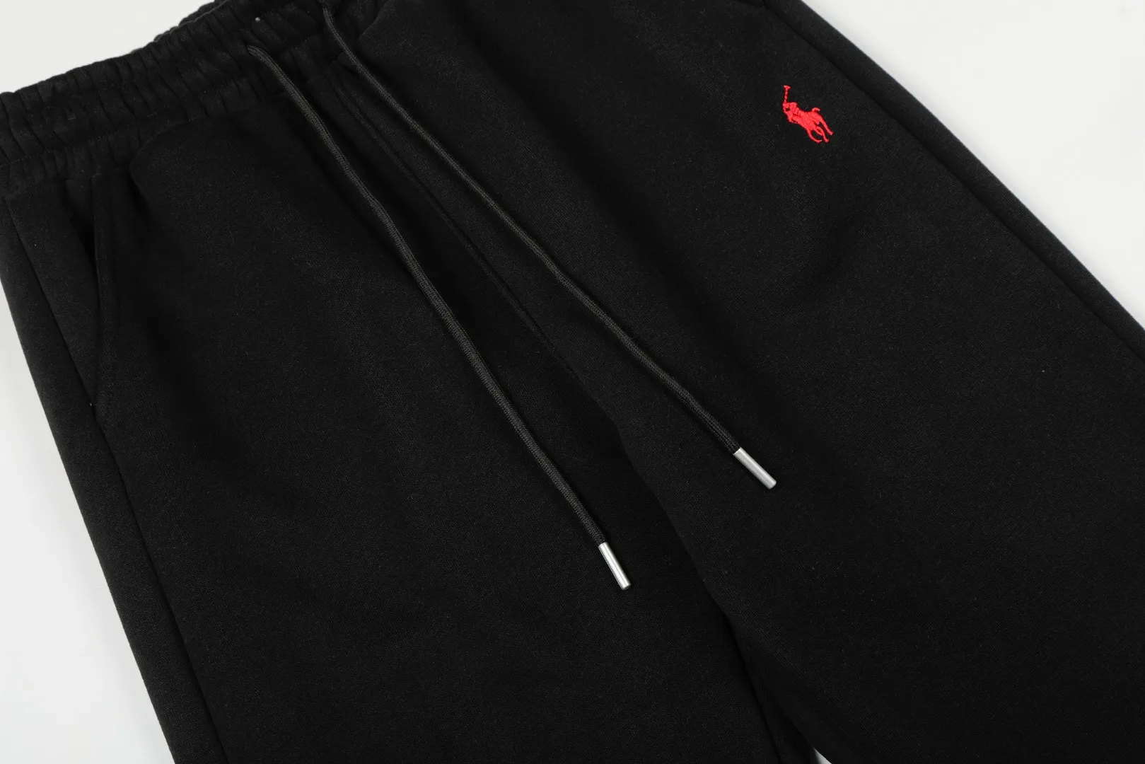 P230 Top quality" Style number: T7005# [Ralph Lauren solid color pony embroidered logo thickened velvet legged trousers] ✅Ralph Lauren Ralph Lauren classic basic versatile unisex autumn and winter velvet legged trousers ✅Pure cotton high-gram velvet thickened fabric The upper body is comfortable and warm ✅The version is restored to the original version The maximum size can be worn up to 180 pounds Loose, comfortable and stress-free ✅The upper body is simple and easy to wear ootd must-have. Good-looking clothes are never picky. A must-have in couples’ wardrobes. Size: S-XL. Color: Black, Gray, Navy Khaki.